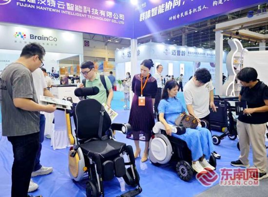 Ê×½ìº£Ï¿ÑøÀϲúÒµ²©ÀÀ»áÔÚ¸£ÖݾÙÐУ¬Í¼ÎªÊÐÃñÔÚÌåÑéÒηò½¡¿µ²úÆ·¡£ Ê×½ìº£Ï¿ÑøÀϲúÒµ²©ÀÀ»áÔÚ¸£ÖݾÙÐУ¬Í¼ÎªÊÐÃñÔÚÌåÑéÒηò½¡¿µ²úÆ·¡£