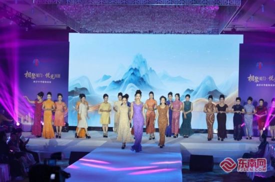 Öлª·þÊÎÕ¹ÑÝÏÖ³¡£¨Ö÷°ì·½¹©Í¼£© Öлª·þÊÎÕ¹ÑÝÏÖ³¡£¨Ö÷°ì·½¹©Í¼£©