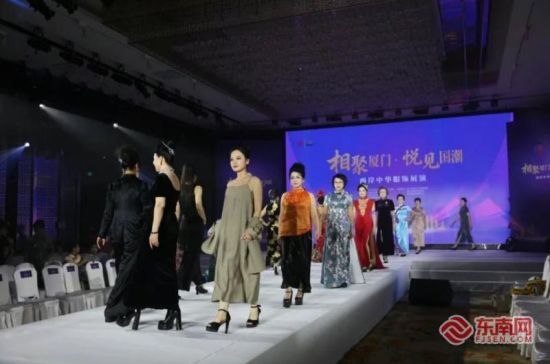 Öлª·þÊÎÕ¹ÑÝÏÖ³¡£¨Ö÷°ì·½¹©Í¼£© Öлª·þÊÎÕ¹ÑÝÏÖ³¡£¨Ö÷°ì·½¹©Í¼£©