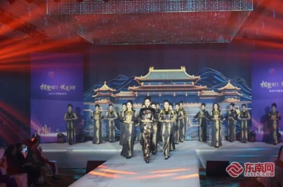 Öлª·þÊÎÕ¹ÑÝÏÖ³¡£¨Ö÷°ì·½¹©Í¼£© Öлª·þÊÎÕ¹ÑÝÏÖ³¡£¨Ö÷°ì·½¹©Í¼£©