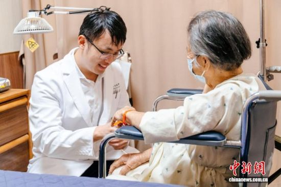 9月25日,张阳扬医生在厦门长庚医院为长者看诊。 李南轩 摄 9月25日,张阳扬医生在厦门长庚医院为长者看诊。 李南轩 摄