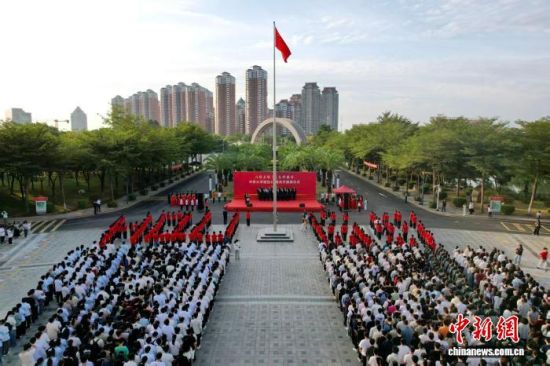 今年是华侨大学建校65周年。图为11月1日在华侨大学厦门校区举办的升国旗仪式。华侨大学供图 今年是华侨大学建校65周年。图为11月1日在华侨大学厦门校区举办的升国旗仪式。华侨大学供图