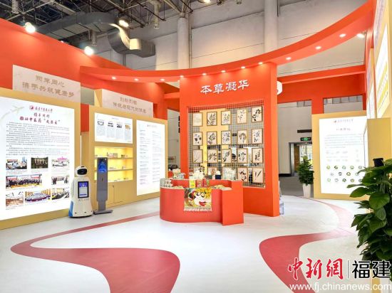 10月30日至11月4日,2025海峡两岸高校设计展在厦门国际会议展览中心展出。图为福建中医药大学展区。许烨婷 摄 10月30日至11月4日,2025海峡两岸高校设计展在厦门国际会议展览中心展出。图为福建中医药大学展区。许烨婷 摄