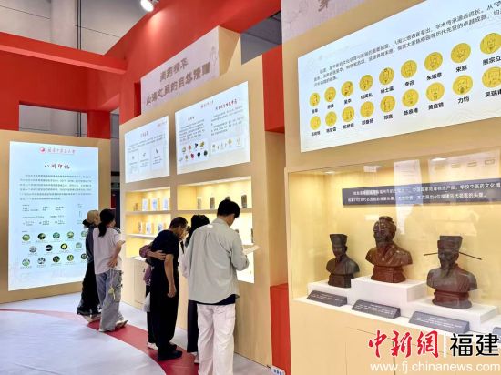 10月30日至11月4日,2025海峡两岸高校设计展在厦门国际会议展览中心展出。图为福建中医药大学展区。许烨婷 摄 10月30日至11月4日,2025海峡两岸高校设计展在厦门国际会议展览中心展出。图为福建中医药大学展区。许烨婷 摄