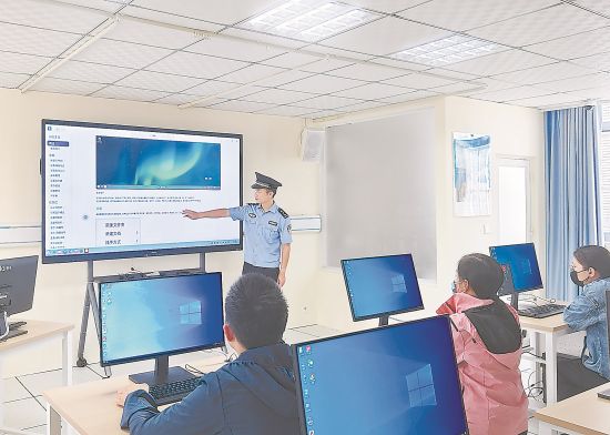 福建省司法戒毒医院民警向学生普及毒品成瘾的危害性。 福建省司法戒毒医院民警向学生普及毒品成瘾的危害性。