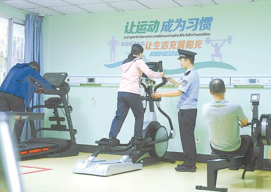 福建省司法戒毒医院民警向学生普及毒品成瘾的危害性。 福建省司法戒毒医院民警向学生普及毒品成瘾的危害性。