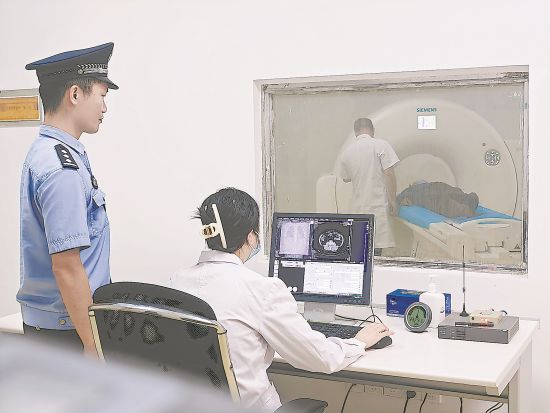 医院为自愿戒治人员进行CT检查。 医院为自愿戒治人员进行CT检查。