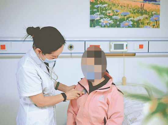 自愿戒治人员在进行身体检查。 自愿戒治人员在进行身体检查。