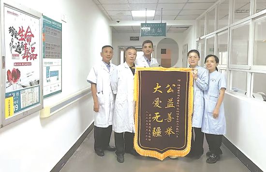 自愿戒治人员出院后给医院送来锦旗。 自愿戒治人员出院后给医院送来锦旗。