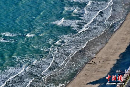 11ÔÂ1ÈÕ£¬ÓοÍÔÚ¸£½¨äØÖÞµºÉ³Ì²ÉÏÓÎÍæ¡£(ÎÞÈË»úÕÕÆ¬)ÖÐÐÂÉç¼ÇÕß Íõ¶«Ã÷ Éã 11ÔÂ1ÈÕ£¬ÓοÍÔÚ¸£½¨äØÖÞµºÉ³Ì²ÉÏÓÎÍæ¡£(ÎÞÈË»úÕÕÆ¬)ÖÐÐÂÉç¼ÇÕß Íõ¶«Ã÷ Éã