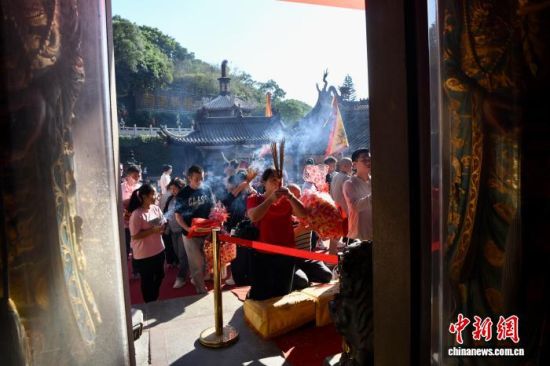 11ÔÂ1ÈÕ£¬ÓοÍÔÚ¸£½¨äØÖÞµºÂè׿׿Ãí°ÝÚËÂè׿¡£ÖÐÐÂÉç¼ÇÕß Íõ¶«Ã÷ Éã 11ÔÂ1ÈÕ£¬ÓοÍÔÚ¸£½¨äØÖÞµºÂè׿׿Ãí°ÝÚËÂè׿¡£ÖÐÐÂÉç¼ÇÕß Íõ¶«Ã÷ Éã