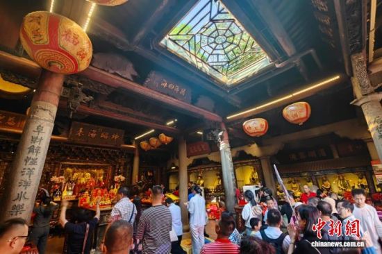 11ÔÂ1ÈÕ£¬ÓοÍÔÚ¸£½¨äØÖÞµºÂè׿׿Ãí°ÝÚËÂè׿¡£ÖÐÐÂÉç¼ÇÕß Íõ¶«Ã÷ Éã 11ÔÂ1ÈÕ£¬ÓοÍÔÚ¸£½¨äØÖÞµºÂè׿׿Ãí°ÝÚËÂè׿¡£ÖÐÐÂÉç¼ÇÕß Íõ¶«Ã÷ Éã