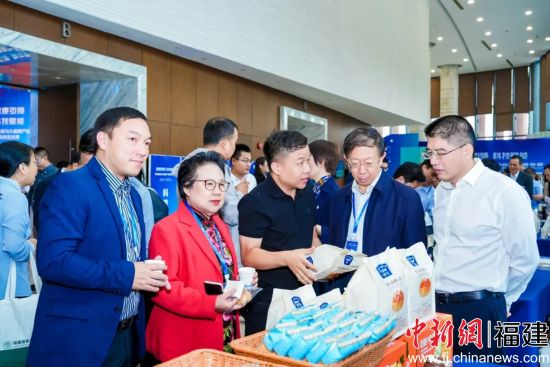 图为专家同与会人员等深入交流、精准对接。漳州市科协 供图 图为专家同与会人员等深入交流、精准对接。漳州市科协 供图