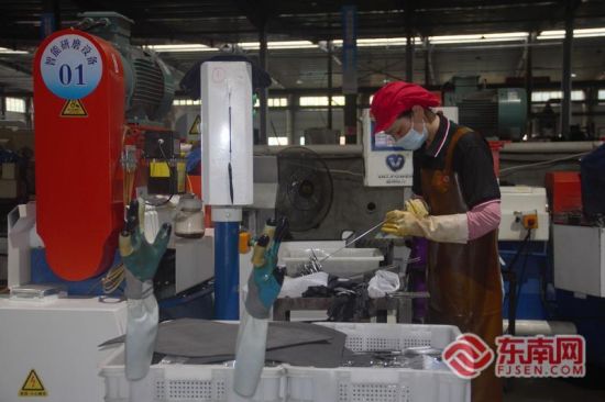 ÔÚ¸£½¨èÏÈÙÕÅСȪÖÇÄܽðÊôÖÆÔìÓÐÏÞ¹«Ë¾Éú²ú³µ¼ä£¬¹¤ÈËÔÚÖÇÄÜÑÐÄ¥É豸µÄÐÖúϽøÐмôµ¶ÑÐÄ¥¹¤Ðò¡£ ÔÚ¸£½¨èÏÈÙÕÅСȪÖÇÄܽðÊôÖÆÔìÓÐÏÞ¹«Ë¾Éú²ú³µ¼ä£¬¹¤ÈËÔÚÖÇÄÜÑÐÄ¥É豸µÄÐÖúϽøÐмôµ¶ÑÐÄ¥¹¤Ðò¡£