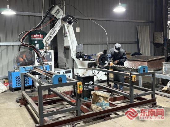 ¸£½¨ÓÀµÂÀûʵҵÓÐÏÞ¹«Ë¾µÄÉú²ú³µ¼ä£¬»úе±ÛÕýÔÚº¸½Ó¼ôµ¶¡£ ¸£½¨ÓÀµÂÀûʵҵÓÐÏÞ¹«Ë¾µÄÉú²ú³µ¼ä£¬»úе±ÛÕýÔÚº¸½Ó¼ôµ¶¡£