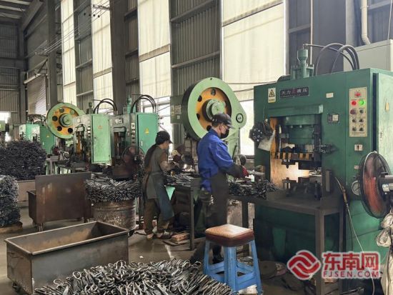 ¸£½¨ÓÀµÂÀûʵҵÓÐÏÞ¹«Ë¾µÄÉú²ú³µ¼ä£¬¹¤È˲Ù×÷É豸½øÐжʹò¹¤Ðò¡£ ¸£½¨ÓÀµÂÀûʵҵÓÐÏÞ¹«Ë¾µÄÉú²ú³µ¼ä£¬¹¤È˲Ù×÷É豸½øÐжʹò¹¤Ðò¡£