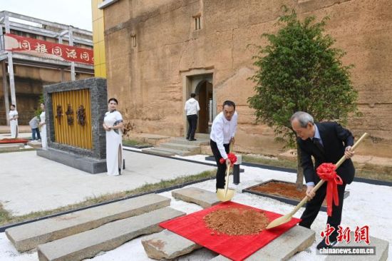 11月4日,两岸林氏宗亲代表在平和县埔坪村百年土楼“思永楼”内,共同为象征亲情的树木培土。中新网记者 张金川 摄 11月4日,两岸林氏宗亲代表在平和县埔坪村百年土楼“思永楼”内,共同为象征亲情的树木培土。中新网记者 张金川 摄