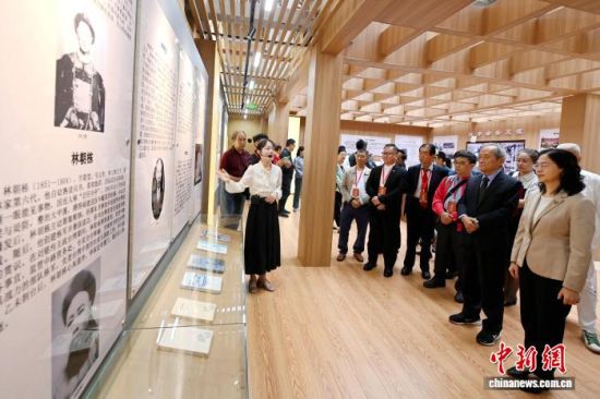 11月4日,两岸嘉宾参观平和县迁台记忆展示中心。中新网记者 张金川 摄 11月4日,两岸嘉宾参观平和县迁台记忆展示中心。中新网记者 张金川 摄