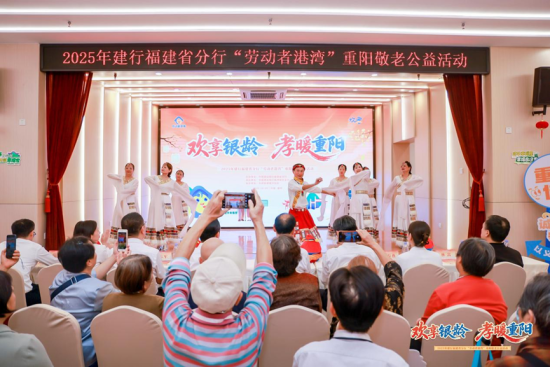 ¸£½¨ÀÏÄê´óѧѧԱÃÇÔÚ¸£ÖÝË®²¿½ÖµÀ½¨»ªÉçÇø»á³¡±íÑÝ¡¶ÖéÄÂÀÊÂê¡·(½¨Ðи£ÖݳǶ«Ö§Ðй©Í¼) ¸£½¨ÀÏÄê´óѧѧԱÃÇÔÚ¸£ÖÝË®²¿½ÖµÀ½¨»ªÉçÇø»á³¡±íÑÝ¡¶ÖéÄÂÀÊÂê¡·(½¨Ðи£ÖݳǶ«Ö§Ðй©Í¼)