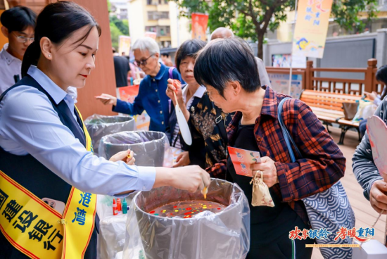 ¡¡¡¡¸£ÖÝË®²¿½ÖµÀ½¨»ªÉçÇøÖ÷»á³¡ÀÏÈËÃDzÎÓë¡°ÆáÔÏÉÈÓ°¡±(½¨Ðи£ÖݳǶ«Ö§Ðй©Í¼) ¡¡¡¡¸£ÖÝË®²¿½ÖµÀ½¨»ªÉçÇøÖ÷»á³¡ÀÏÈËÃDzÎÓë¡°ÆáÔÏÉÈÓ°¡±(½¨Ðи£ÖݳǶ«Ö§Ðй©Í¼)