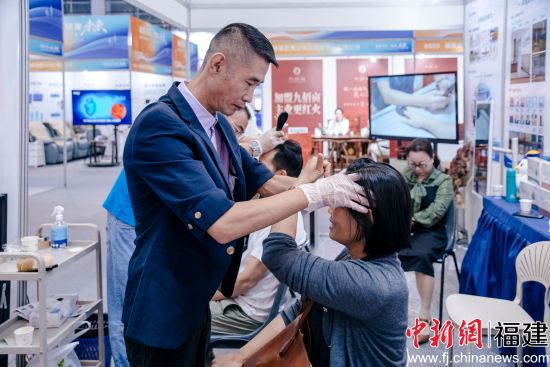 本届海峡老博会上,天颐康养带来丰富多元的参展内容。 本届海峡老博会上,天颐康养带来丰富多元的参展内容。