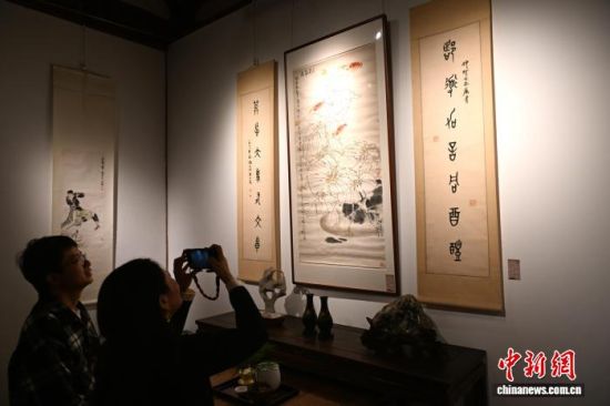 11月4日,福建福州,市民参观展览。中新社记者 吕明 摄