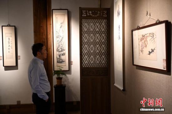 11月4日,福建福州,市民参观展览。中新社记者 吕明 摄