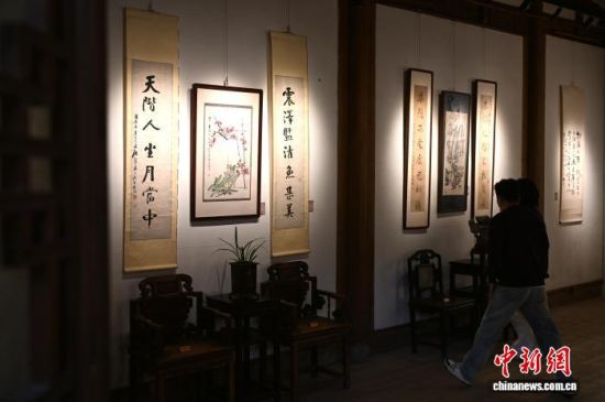 11月4日,福建福州,市民参观展览。中新社记者 吕明 摄