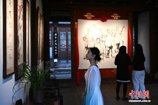 11月4日,福建福州,市民参观展览。中新社记者 吕明 摄