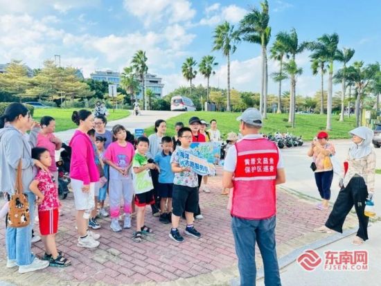 街区常态化组织沉浸式生态活动,引导市民走进厦门珍稀海洋物种国家级自然保护区。黄厝社区供图 街区常态化组织沉浸式生态活动,引导市民走进厦门珍稀海洋物种国家级自然保护区。黄厝社区供图