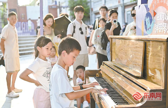 ¶ùͯÔÚÏÃÃŹÄÀËÓìµÄ¡°Á÷¶¯ÀÖÕ¡±¸ÖÇÙÒÕÊõÑÝ×àµã¼´Ð˱íÑÝ¡££¨ÊÜ·ÃÕß¹©Í¼£© ¶ùͯÔÚÏÃÃŹÄÀËÓìµÄ¡°Á÷¶¯ÀÖÕ¡±¸ÖÇÙÒÕÊõÑÝ×àµã¼´Ð˱íÑÝ¡££¨ÊÜ·ÃÕß¹©Í¼£©