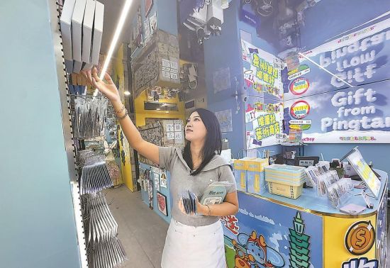 ÁÖÝæÓÓÔÚµêÖÐÕûÀí»õ¼Ü¡£ ÕÅÕÜê» Éã ÁÖÝæÓÓÔÚµêÖÐÕûÀí»õ¼Ü¡£ ÕÅÕÜê» Éã