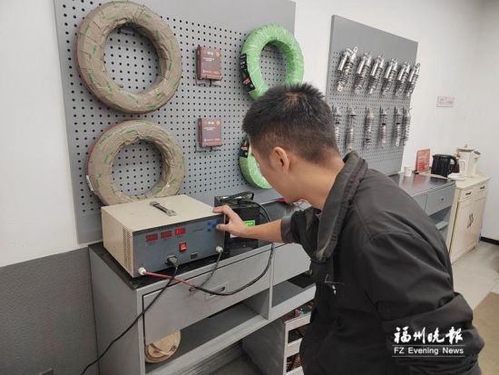 电动自行车店员工检测电池健康状况。 电动自行车店员工检测电池健康状况。