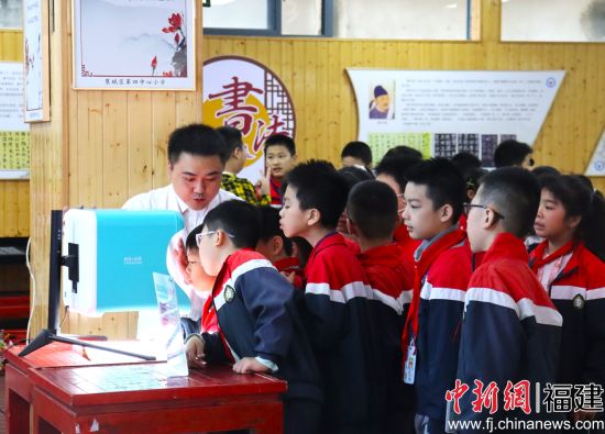 眼健康检查。吴允杰 摄 眼健康检查。吴允杰 摄