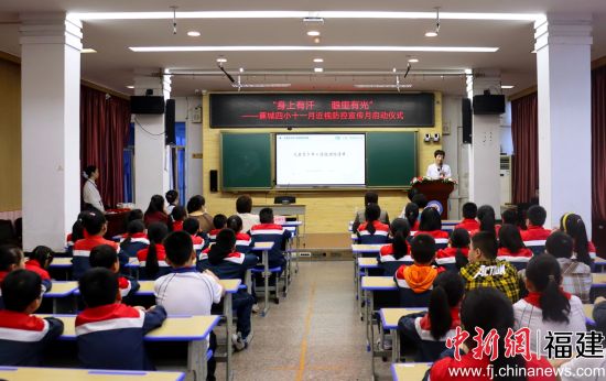 华厦眼科集团宁德眼科医院首席专家宋晏平带来近视防控知识讲座。吴允杰 摄 华厦眼科集团宁德眼科医院首席专家宋晏平带来近视防控知识讲座。吴允杰 摄