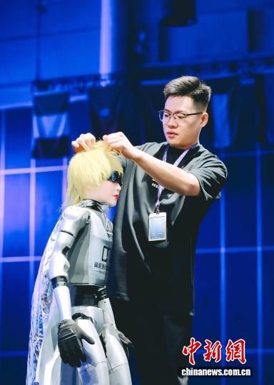 图为机器人与发型师同台献艺。欧芭 供图 图为机器人与发型师同台献艺。欧芭 供图