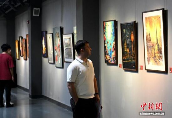 图为观众参观展览。中新社记者 吕明 摄 图为观众参观展览。中新社记者 吕明 摄