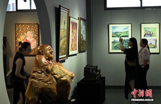 图为观众参观展览。中新社记者 吕明 摄 图为观众参观展览。中新社记者 吕明 摄