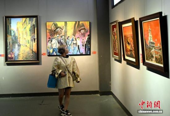 图为观众参观展览。中新社记者 吕明 摄 图为观众参观展览。中新社记者 吕明 摄