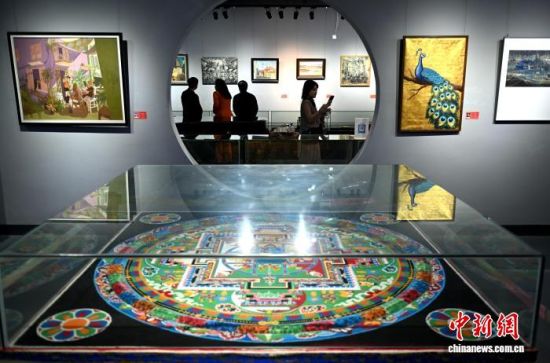 图为观众参观展览。中新社记者 吕明 摄 图为观众参观展览。中新社记者 吕明 摄