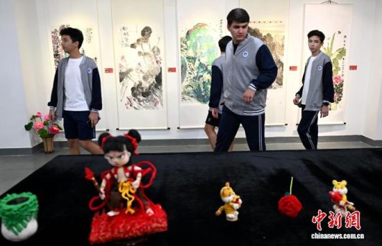 图为留学生参观展览。中新社记者 吕明 摄 图为留学生参观展览。中新社记者 吕明 摄