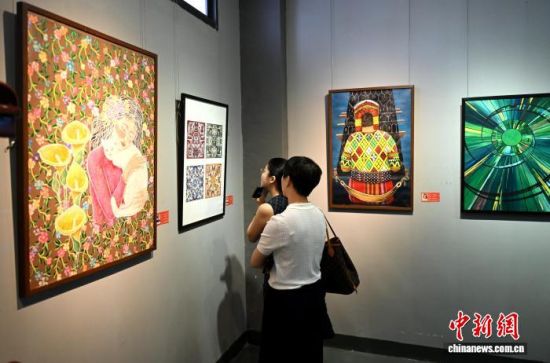 图为数字绘画作品《巴蜀文化系列创新纹样》吸引参观者。中新社记者 吕明 摄 图为数字绘画作品《巴蜀文化系列创新纹样》吸引参观者。中新社记者 吕明 摄