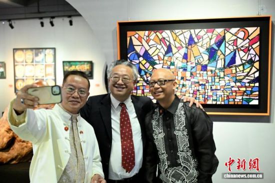 图为新加坡驻厦门总领事馆总领事庄志嘉(中)在展厅与嘉宾合影。中新社记者 吕明 摄 图为新加坡驻厦门总领事馆总领事庄志嘉(中)在展厅与嘉宾合影。中新社记者 吕明 摄