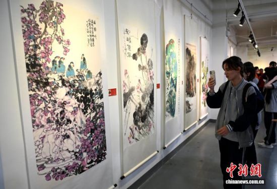 图为观众参观展览。中新社记者 吕明 摄 图为观众参观展览。中新社记者 吕明 摄