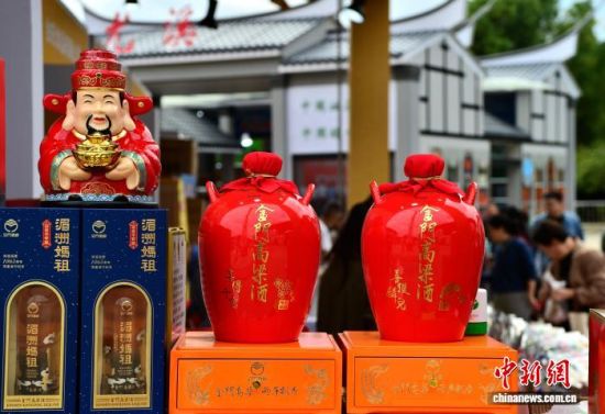 图为台湾好货馆内展销的金门高粱酒。中新社记者 张斌 摄 图为台湾好货馆内展销的金门高粱酒。中新社记者 张斌 摄