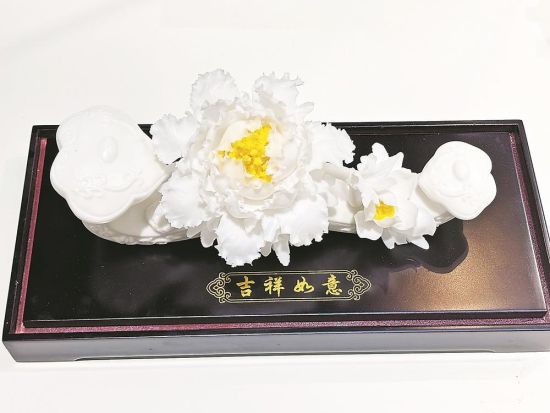 “中国白·德化瓷”主题展馆展出的德化瓷器,润如玉、明如镜、薄如纸、声如磬。 “中国白·德化瓷”主题展馆展出的德化瓷器,润如玉、明如镜、薄如纸、声如磬。