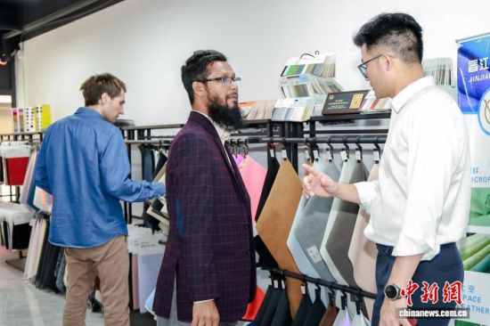 11月6日,第四届中国晋江国际鞋材采购节在福建晋江开幕。图为海外采购商在晋江国际鞋纺城走访商家、看样交流。 (晋江国际鞋纺城供图) 11月6日,第四届中国晋江国际鞋材采购节在福建晋江开幕。图为海外采购商在晋江国际鞋纺城走访商家、看样交流。 (晋江国际鞋纺城供图)