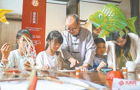 茶东坑鱼子灯代表性传承人涂声福教小朋友制作鱼子灯。 茶东坑鱼子灯代表性传承人涂声福教小朋友制作鱼子灯。