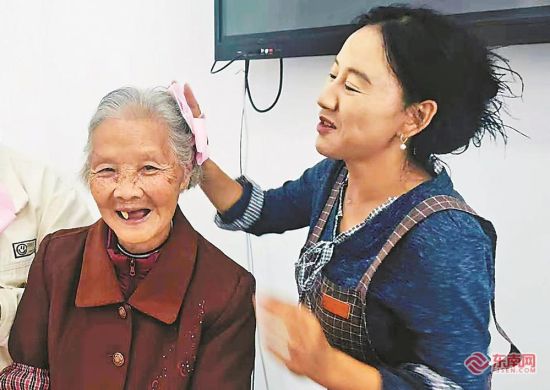 ÀÏÈË´÷ÉÏ·¢¼Ð£¬Ï²Ð¦ÑÕ¿ª¡£ ÀÏÈË´÷ÉÏ·¢¼Ð£¬Ï²Ð¦ÑÕ¿ª¡£