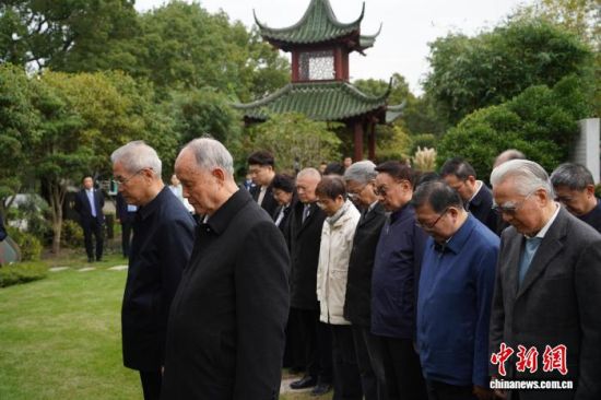 11ÔÂ5ÈÕ£¬º£Ï¿Á½°¶¹ØÏµÐ»á»á³¤ÕÅÖ¾¾ü(ǰÅÅ×ó)Óę̈Í庣»ù»áǰ¶Ê³¤¡¢Ì¨ÍåÖлªÃñ×å·¢Õ¹»ù½ð»á¶Ê³¤ÁÖÖÐÉ(ǰÅÅÓÒ)Ò»ÐÐǰÍùÉϺ£¸£ÊÙÔ°¼ÀɨÍôµÀºÏÈÉúĹ԰¡£ÖÐÐÂÉç¼ÇÕß ÕÅÑî±ò Éã 11ÔÂ5ÈÕ£¬º£Ï¿Á½°¶¹ØÏµÐ»á»á³¤ÕÅÖ¾¾ü(ǰÅÅ×ó)Óę̈Í庣»ù»áǰ¶Ê³¤¡¢Ì¨ÍåÖлªÃñ×å·¢Õ¹»ù½ð»á¶Ê³¤ÁÖÖÐÉ(ǰÅÅÓÒ)Ò»ÐÐǰÍùÉϺ£¸£ÊÙÔ°¼ÀɨÍôµÀºÏÈÉúĹ԰¡£ÖÐÐÂÉç¼ÇÕß ÕÅÑî±ò Éã